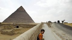 Prodavač suvenýrů na silnici k pyramidám v Gíze, kam stále nejezdí turisté