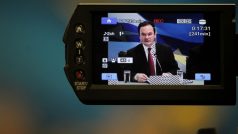 Řecký ministr financí Georgie Papaconstantinou v monitoru kamery na tiskové konferenci, na níž slibuje zmírnění splátek