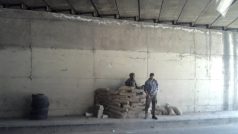 amatérský snímek vojenské hlídky v jednom z tunelů v Damašku