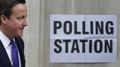 Britský premiér David Cameron opouští volební místnost