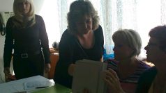 Jitka Červenková z ministerstva vnitra (uprostřed) přijela na kontrolu do volební místnosti ve škole na maršovském sídlišti.