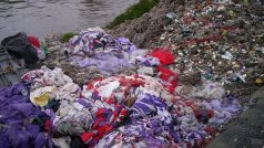 Podél odvodňovacích kanálů u Neapole se vrší odpad