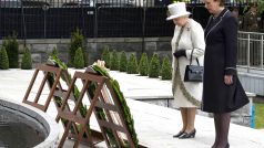 Alžběta II. uctívá památku padlých Irů