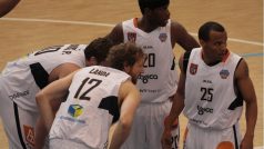 Válečná porada basketbalistů Děčína. Zleva Robert Landa, Pavel Houška, Levell Sanders a William Hatcher.