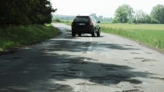 Výmoly na silnici nedaleko Roudnice nad Labem.