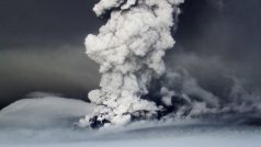 Oblak popela stále stoupá ze sopky Grímsvötn ukryté pod ledovcem Vatnajökull na Islandu
