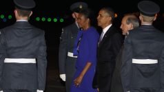 Americký preziden Barack Obama s manželkou na londýnském letišti Stansted