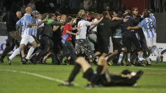 Fotbalisté Mladé Boleslavi slaví s fanoušky triumf v poháru. Vpředu leží zklamaný brankář Sigmy Petr Drobisz