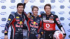 Mark Webber (vlevo) bude chtít při VC Monaka zmrazit úsměv na rtech vítěze kvalifikace Sebastiana Vettela (uprostřed).