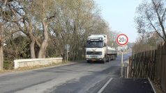 Nákladní doprava ničí mosty (Stochov-Slovanka)