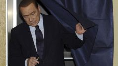 Silvio Berlusconi ve volební místnosti, 29. května 2011