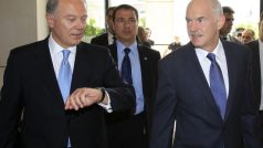 Řecký premiér Jorgos Papandreu a guvernér řecké centrální banky Jorgos Provopulos