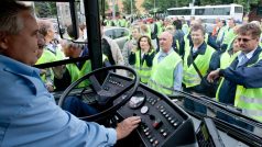 Stávkující řidiči před depem trolejbusů přemlouvají další řidiče, aby se k nim přidali