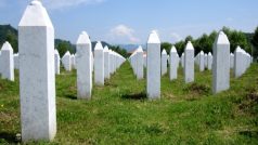 Dlouhé řady náhrobků v patmátníku Srebrenica-Potočari připomínají osm tisíc obětí srebrenického masakru