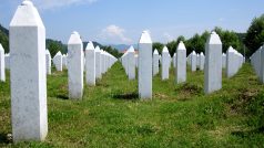 Dlouhé řady náhrobků v patmátníku Srebrenica-Potočari připomínají asi osm tisíc obětí srebrenického masakru