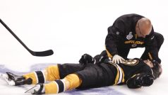 Bostonského hokejistu Hortona museli po zákroku od vancouverského Roma ošetřovat lékaři přímo na ledě