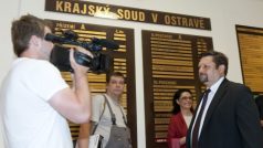 U ostravského krajského soudu začalo 8. června hlavní líčení s bývalým poslancem ČSSD Petrem Wolfem (vpravo), který je obžalovaný z dotačního podvodu