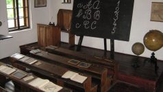 Ve staré škole v Polné u Jihlavy jsou dodnes k vidění lavice, ve kterých se učily děti v 18. století.
