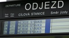 Informační tabule na nádražích ukazovaly celý den jedinou informaci: stávka