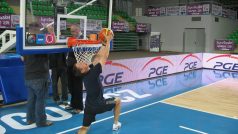 Aleš Kaplan kondiční trenér basketbalistek se během tréninku stará i o zábavu