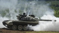 Jednotka české armády předvedla u Strašic na Rokycansku eliminaci povstalecké základny v rámci akce Bahna 2011. Na snímku je tank T-72.