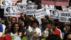 Manifestující v Madridu drží v rukou mnoho transparentů.
