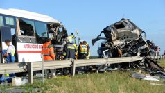 Maďarští záchranáři u nehody českého autobusu