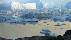 Tající obrovské ledovcové kry, vysoké až 180 metrů, v zálivu Isfjord (Diskobay) na západě Grónska