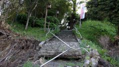 Vlna tsunami poničila i schodiště vedoucí ke svatyni. Až nahoru naštěstí nedosáhla