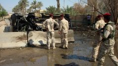 Iráčtí vojáci prohlížejí místo bombového útoku u domu guvernéra