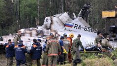 Záchranáři u trosek stroje Tu-134