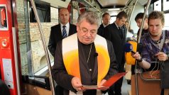 Pražský arcibiskup Dominik Duka žehná nové tramvaji