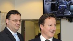 Britský premiér David Cameron (vpravo) přijel do Prahy na návštěvu. Na snímku je v doprovodu svého protějšku Petra Nečase.