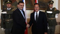 Petr Nečas (vlevo) přijal britského premiéra Davida Camerona na Úřadu vlády.