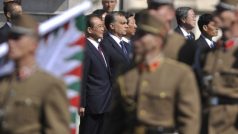 Wen Ťia-pao a Viktor Orbán na přehlídce maďarské čestné stráže