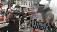 Protesty na náměstí Syntagma v centru Atén se neobešly bez střetů s policií.