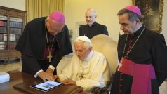 Papež Benedikt XVI. posílá twitterový vzkaz na tabletu iPad
