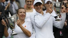 Květa Peschkeová a Katarina Srebotniková vyhrály na Wimbledonu ženskou čtyřhru