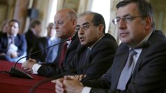 Šéf Přechodné národní rady Libye Mahmúd Jibríl (uprostřed) na schůzce v Bruselu