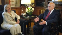 Americká ministryně zahraničí Hillary Clintonová a řecký prezident Karolos Papulias
