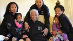 Nelson Mandela se dožívá třiadevadesáti let