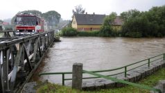 Zvýšená hladina řeky Smědé v osadě Předlánce u Višňové na Liberecku