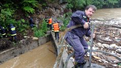 Povodně na Frýdlantsku, hasiči kontrolují hladinu řeky nedaleko obce Višňová