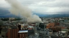 Kouř stoupá z místa výbuchu ve vládní čtvrti v Oslu