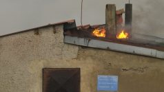 V Holoubkově na Rokycansku hoří průmyslová hala. Požár