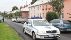 Policie v Hlubčické ulici v Krnově.