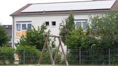 Solární panely nechal Erich Kirschbaum zřídit i na střeše místní školky