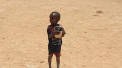 Dítě v pouštním táboře