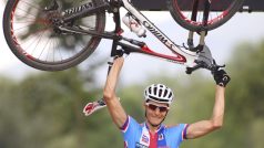 Biker Jaroslav Kulhavý prochází na mistrovství Evropy vítězně cílem