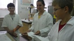 Malí školáci dělají v chemické laboratoři Technické univerzity v Liberci  pokus s hořením cukru